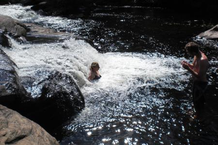 baignade dans les chutes (un des obstacles)