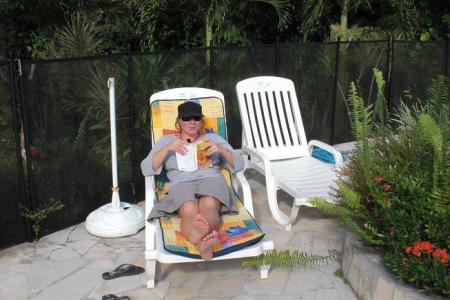 Kristell au bord de la piscine